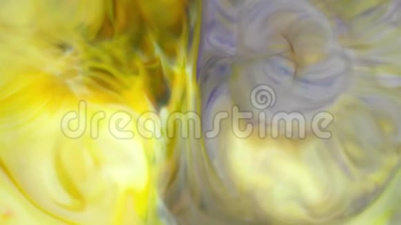 墨水在水里黄色和紫色墨水在水中反应创造抽象的背景视频的预览图