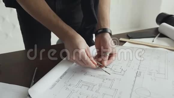 一位年轻的建筑师在一个新的建筑项目上与编译器一起工作视频的预览图