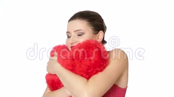 女人捧着红色的心情人节天视频的预览图