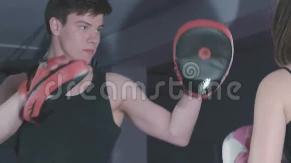 在健身房锻炼跆拳道的漂亮女孩慢慢地视频的预览图