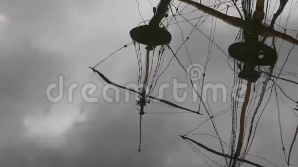 一艘大帆船的桅杆和桨在水中反射视频的预览图