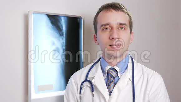 一位年轻的医生通过互联网咨询病人视频通讯显示病人X线和视频的预览图