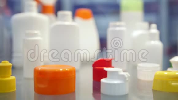 生产塑料的工业塑料瓶容器贮器视频的预览图