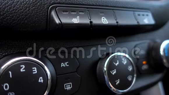 汽车按钮中的加热座椅特写镜头汽车座椅仪表盘加热视频的预览图