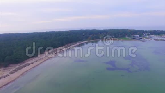 上面的鸟瞰图波罗的海沿岸卢武鲁湾海港视频的预览图