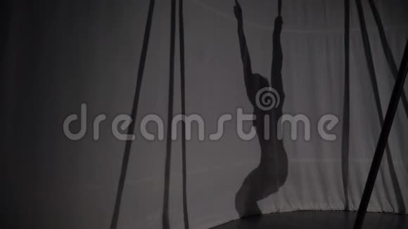 女孩的影子优雅地在瑜伽吊床的帮助下跳舞视频的预览图