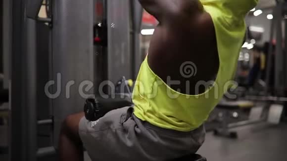 非裔美国人在健身房锻炼器械视频的预览图