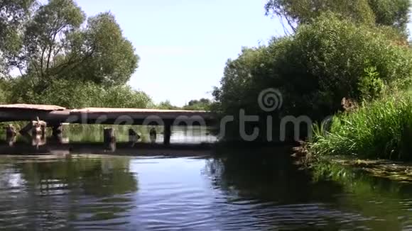 古老的桥在河的另一边视频的预览图