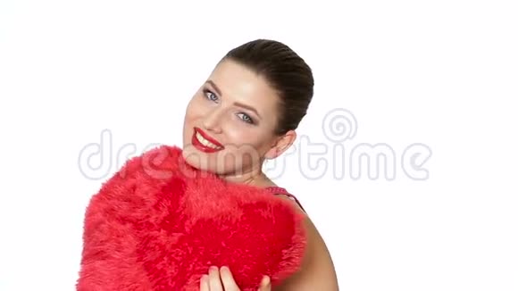 女人捧着红色的心情人节天视频的预览图