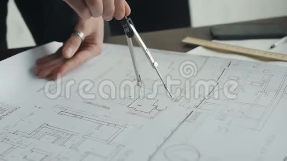 一位工程师手握指南针着手进行一项新的公寓建设项目视频的预览图