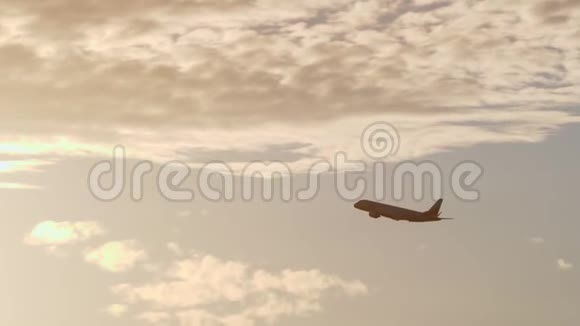 飞机在明亮的黄昏阳光下飞行视频的预览图