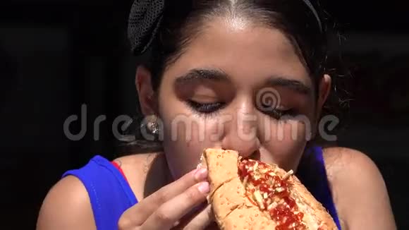 吃热狗午餐的女孩视频的预览图