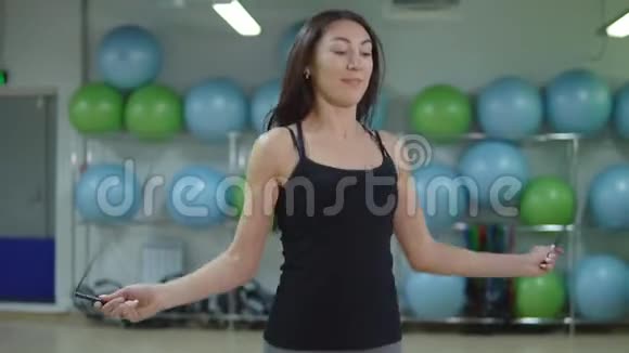 漂亮的女人在健身房跳绳健身理念视频的预览图