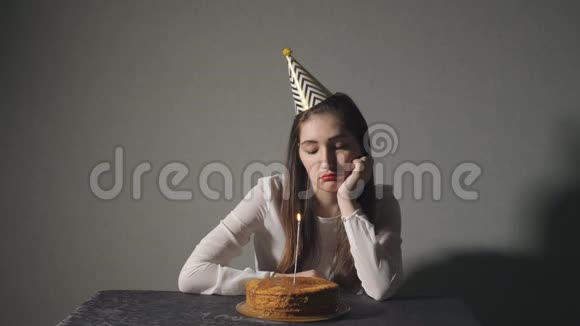 一个孤独的女人独自在派对上庆祝生日视频的预览图