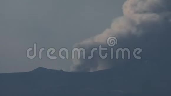 山脉后面的火焰远射时间视频的预览图