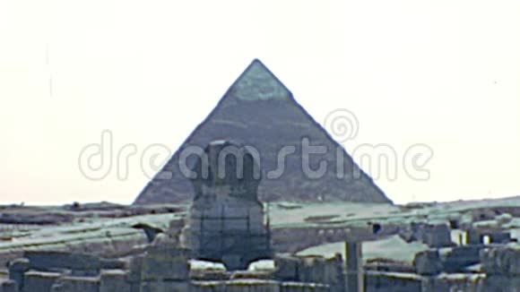 带有金字塔的吉萨狮身人面像视频的预览图