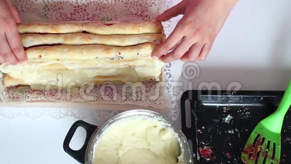 烹饪蛋糕女人把烤好的面包卷放到一个金字塔里然后用奶油把它们散开视频的预览图