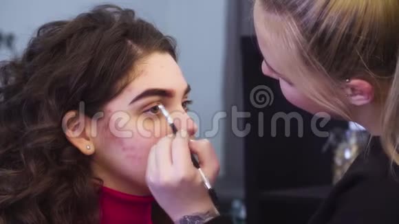 化妆师给模特的眉毛上色视频的预览图
