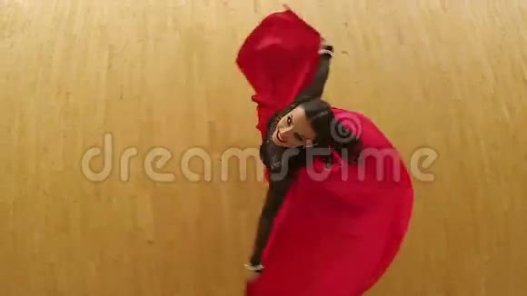 红唇的女人在工作室跳舞视频的预览图
