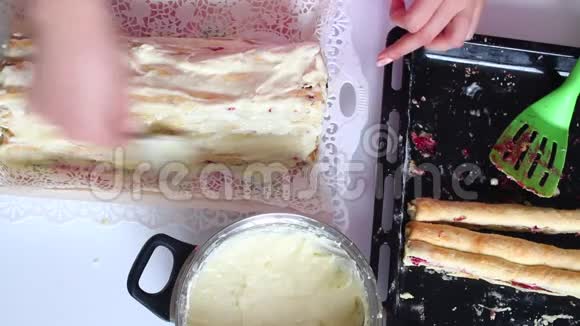 烹饪蛋糕女人把烤好的面包卷放到一个金字塔里然后用奶油把它们散开视频的预览图