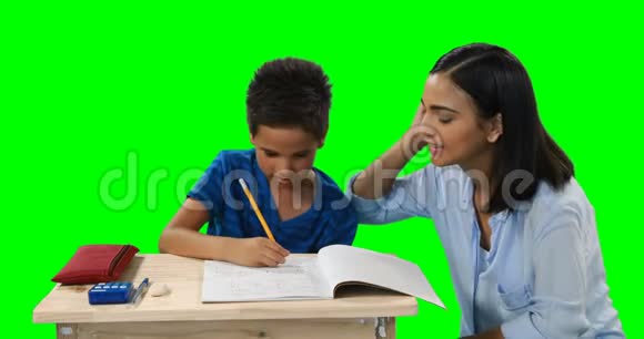 母亲帮儿子做作业视频的预览图