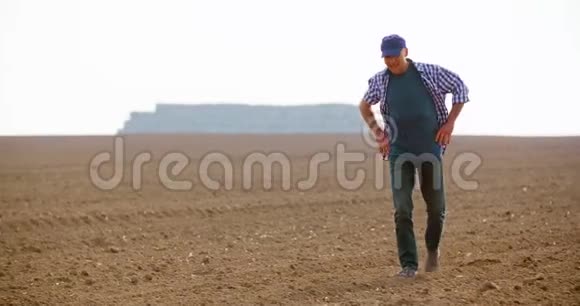 劳累的农夫在农场散步时伸展身体视频的预览图