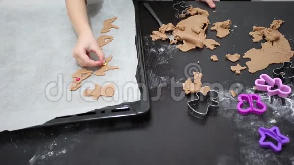 圣诞食品自制姜饼饼干配圣诞烘焙配料和黑桌上的厨具视频的预览图