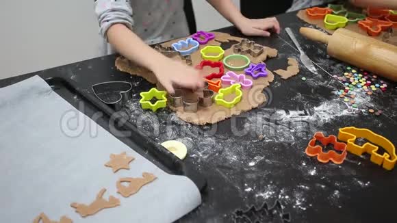 圣诞食品自制姜饼饼干配圣诞烘焙配料和黑桌上的厨具视频的预览图