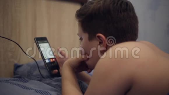 玩手机游戏的男孩视频的预览图