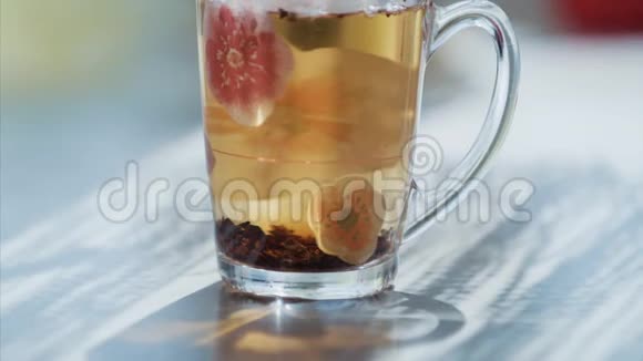 桌子上放着一杯热气腾腾的茶的无缝循环视频视频的预览图