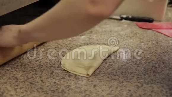 厨师准备奶酪里面有面团的边界视频的预览图