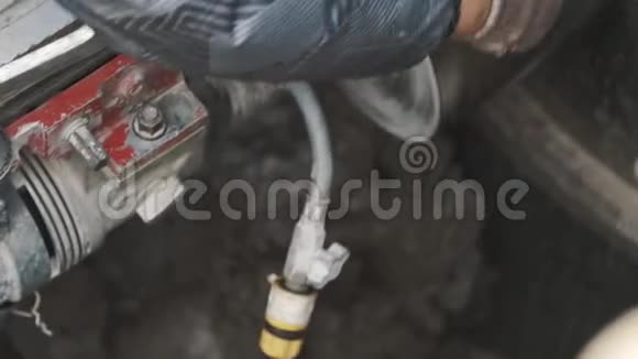 工人在沟渠中操作工业圆钻孔混凝土水浇灌视频的预览图