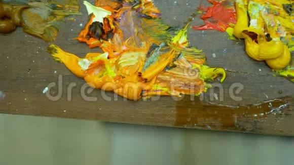 木制艺术调色板与油画混合颜色特写4k视频的预览图