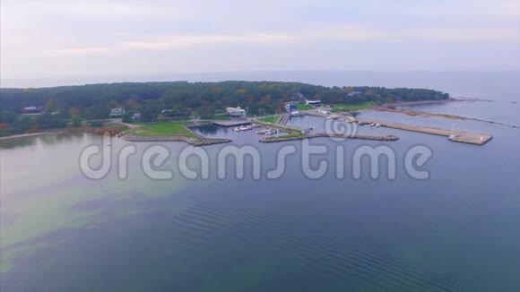 上面的鸟瞰图波罗的海沿岸卢武鲁湾海港视频的预览图