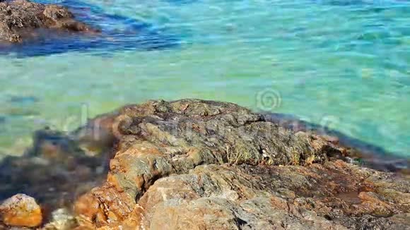 石近滩和绿松石海软波视频的预览图