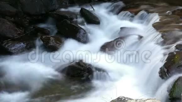详细说明安道尔比利牛斯山脉的山河视频的预览图