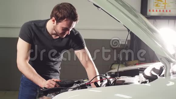 车库汽车发动机维修青年技师视频的预览图