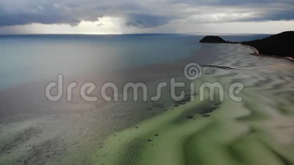 狂风暴雨的天空和不寻常的白沙海岸惊心动魄的多云多雨的天空和沙波白色的海滨视频的预览图