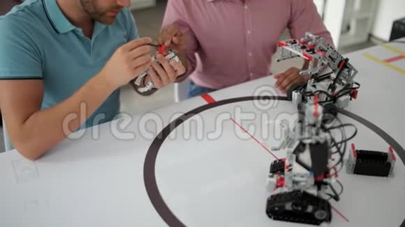 两个专业的机器人聊天小组视频的预览图