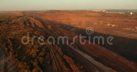 运输矿物的火车全景令人难以置信的橙色土地的顶部景色地球上的一块火星视频的预览图