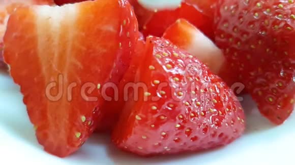 酸奶草莓慢镜头拍摄瀑布视频的预览图