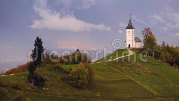 斯洛文尼亚Jamnik斯洛文尼亚圣普利莫兹教堂上空彩虹的空中景观靠近Jamnik有美丽的云彩和JulianA视频的预览图