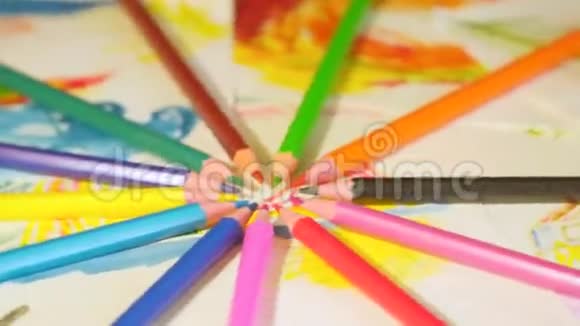 幼儿图纸和彩色铅笔旋转视频的预览图