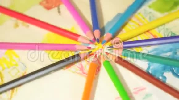 五颜六色的铅笔躺在孩子画画和旋转上视频的预览图