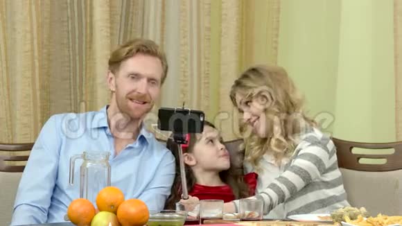 自拍一家人做滑稽的脸视频的预览图
