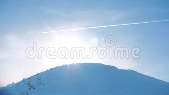 顶高风景冬雪季山被雪覆盖大风恶劣天气自然生活方式视频的预览图