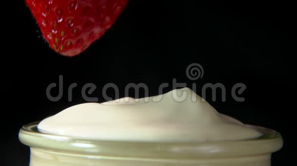 蘸着鲜奶油的草莓视频的预览图