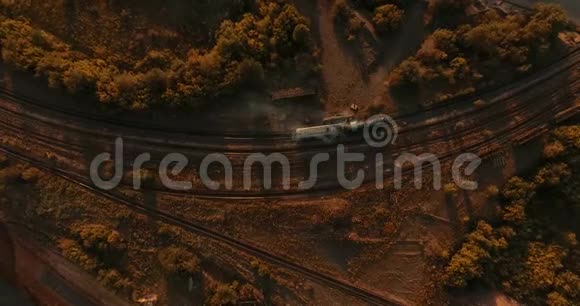 火车在工作矿井附近进行矿物开采视频的预览图