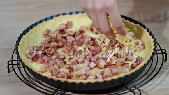 切达蒙特利和法塔奶酪煎蛋派与瑞士切达和培根的碎片在里面视频的预览图