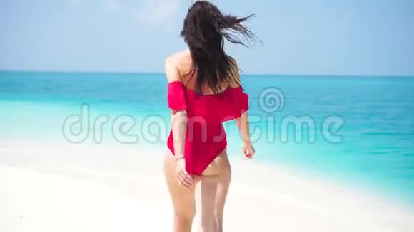 年轻漂亮的女人在干净的大海里玩绿松石水快乐的女孩享受热带度假的异国风情岛视频的预览图